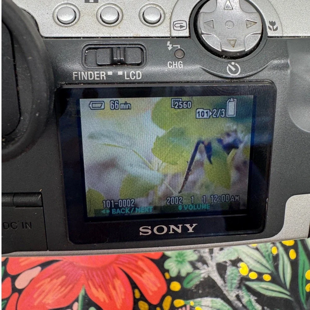 Sony Cyber-shot DSC-F717 Digital Camera Carl Zeiss Lens 512MB Stick Charger